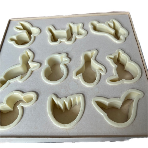 Vintage 10 Mini Cookie Cutters Child Size Plastic New in Box Western Germany - Picture 2 of 5